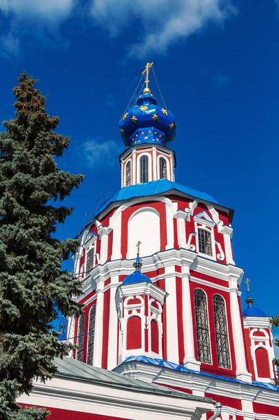 Hermosa iglesia en el centro de la ciudad europea. La Iglesia ortodoxa rusa
 - Foto, imagen