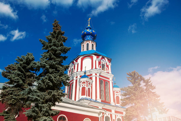 Hermosa iglesia en el centro de la ciudad europea. La Iglesia ortodoxa rusa
 - Foto, imagen