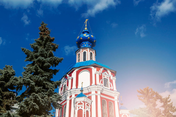 Krásný kostel v centru Evropského města. Ruská pravoslavná církev - Fotografie, Obrázek