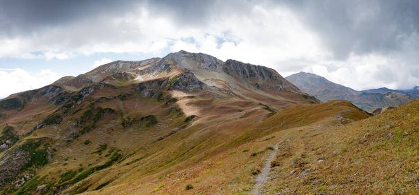 Альпийский пейзаж в горах Грузии
 - Фото, изображение