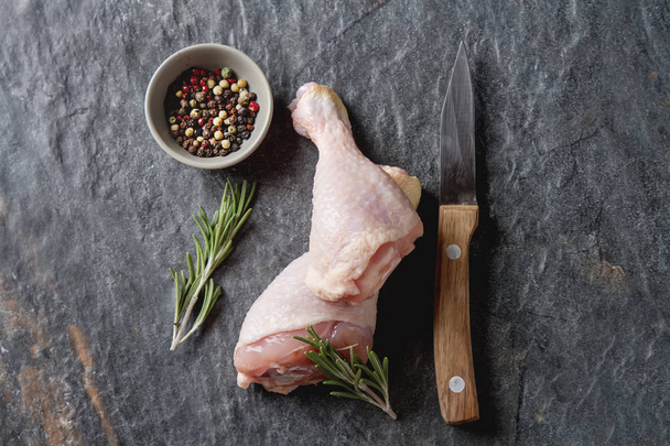 Chicken legs with rosemary and spices. Dark background. Lunch on - Foto, immagini