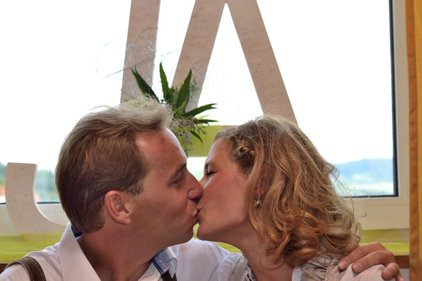 Novia y novio besándose - Foto, Imagen
