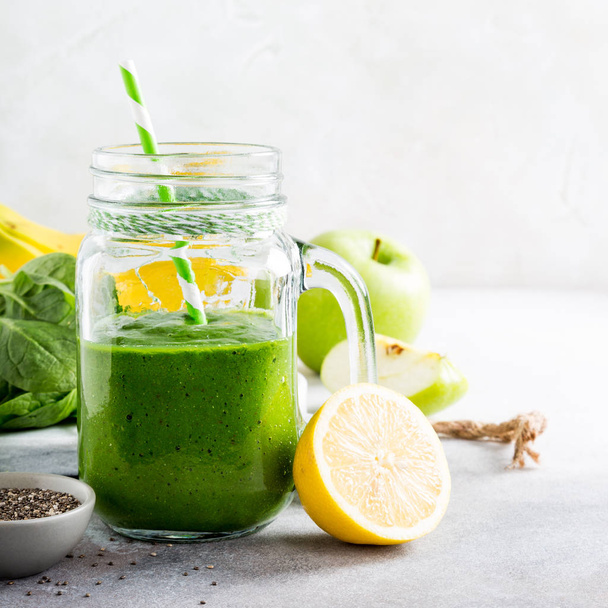 Healthy green smoothie with spinach in glass jar - Zdjęcie, obraz