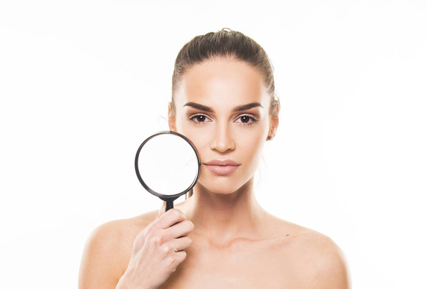 拡大鏡を保持している完璧な肌を持つ美しい少女をクローズ アップ顔コンセプト - 写真・画像