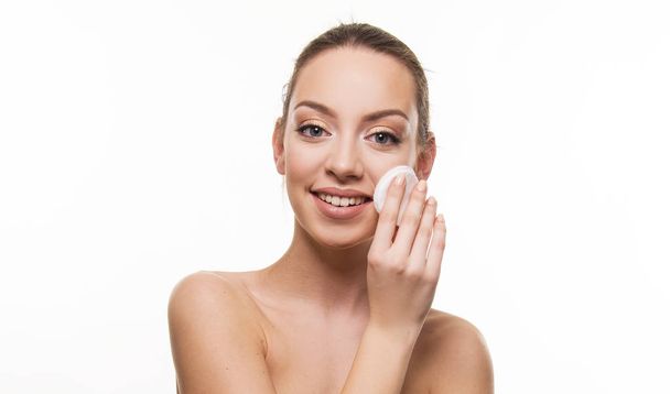 schöne Mädchen Make-up entfernen frische und saubere perfekte Haut-Konzept - Foto, Bild