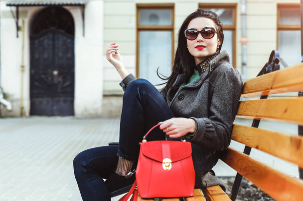 Woman sitting  with red bag - Zdjęcie, obraz