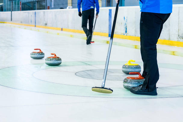 Een spel van curling. - Foto, afbeelding