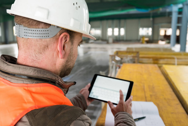 Supervisor de construcción con tableta digital en el sitio
 - Foto, Imagen