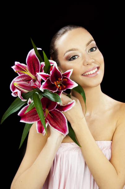 όμορφη κοπέλα με τέλειο δέρμα και μεγάλο λουλούδι  - Φωτογραφία, εικόνα