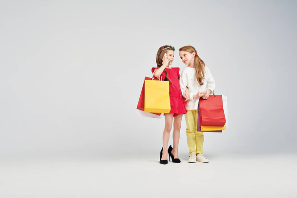 Girls are standing with shoppers bags - Foto, Imagem