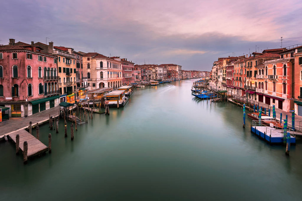 Canal Grande ve Rialto Köprüsü Venedik manzarası görünümü - Fotoğraf, Görsel