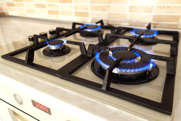 Detailní záběr z modrého ohně z domácí kuchyně, sporák. Plynové cooke - Fotografie, Obrázek