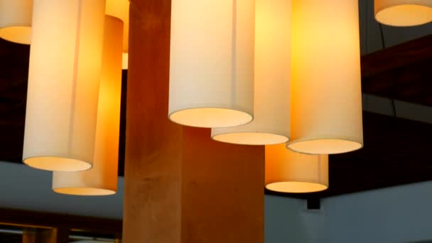 La lámpara de araña del restaurante. El diseño interior de las res
 - Imágenes, Vídeo