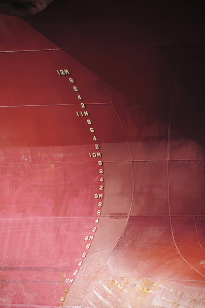 Arco del barco con números de profundidad
 - Foto, Imagen