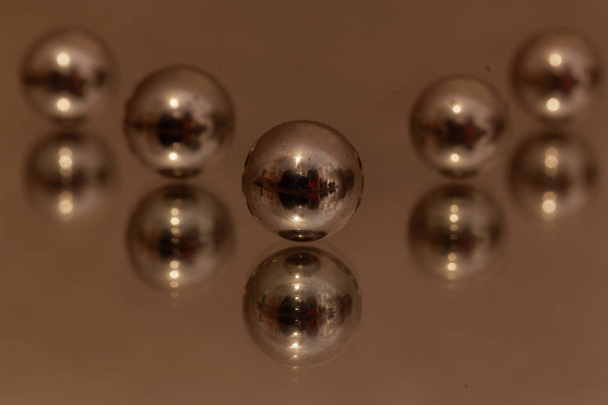 Stahlkugeln auf einem Spiegel - Foto, Bild