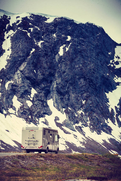 Camper car in norwegian mountains - Foto, afbeelding