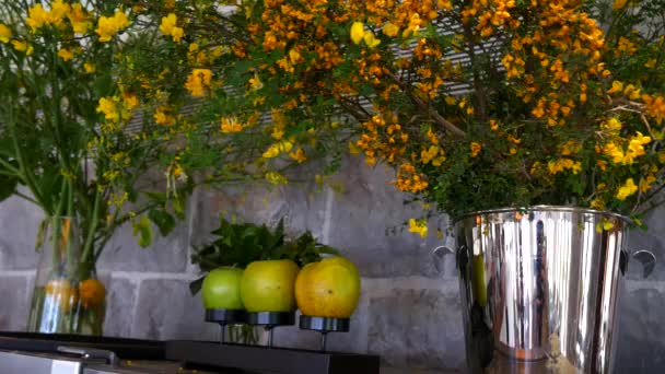 Blumen in den Vasen auf dem Kühlschrank im Restaurant und ein - Filmmaterial, Video