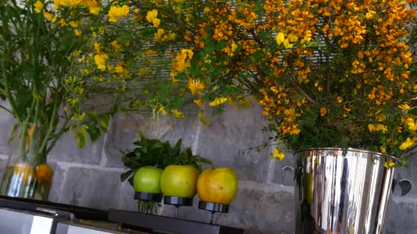 Flores en los jarrones en el refrigerador en el restaurante y un
 - Metraje, vídeo