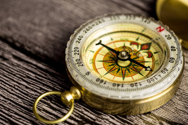 Old compass on wooden background - Foto, afbeelding