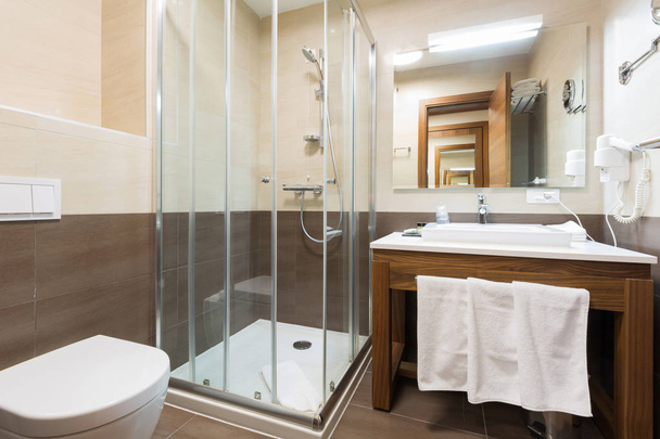 Hotel interior, bathroom with shower - Foto, afbeelding