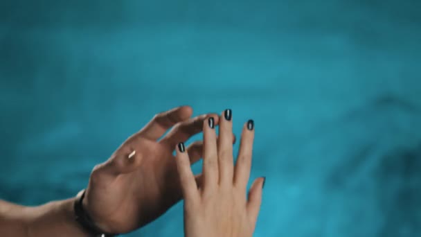 Az ember kezét a fitness tracker, a szenvedélyes csukló tart női palm - Felvétel, videó