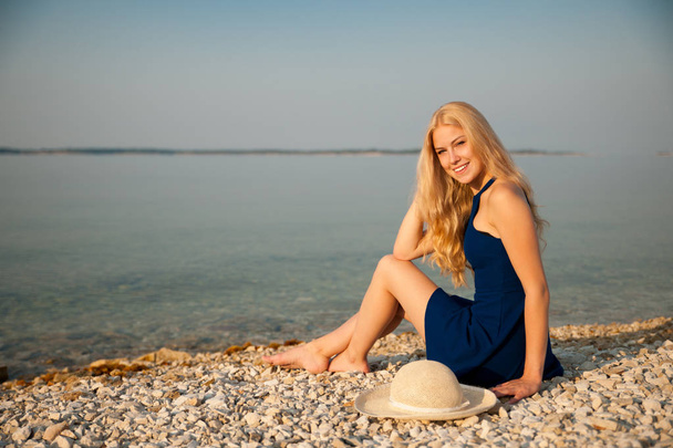 Young woman relaxing at beach on sunny summer morning - Foto, Imagem
