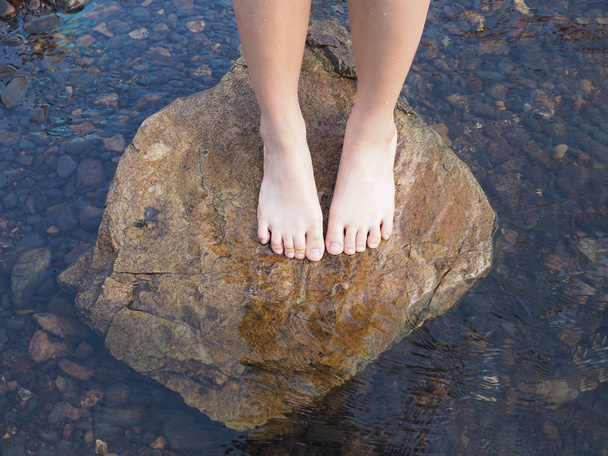 Selfie mit nackten Füßen auf den Steinen im Wasser - Foto, Bild