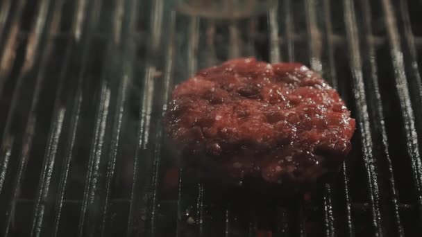 Metal spatula üzerine sıcak sigara ızgarada pişirme et döner - Video, Çekim