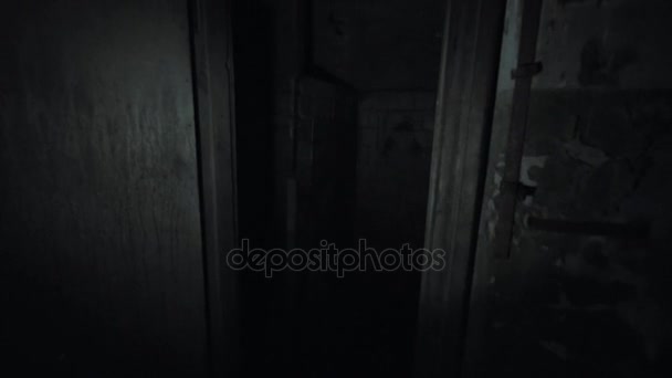 Näkökulmasta mies, jolla on salama vaeltamassa pimeässä hylätyssä huoneessa
 - Materiaali, video