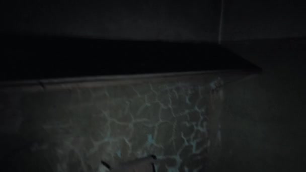 Näkökulma mies salamavalo vaeltaa pimeässä tyhjässä huoneessa
 - Materiaali, video