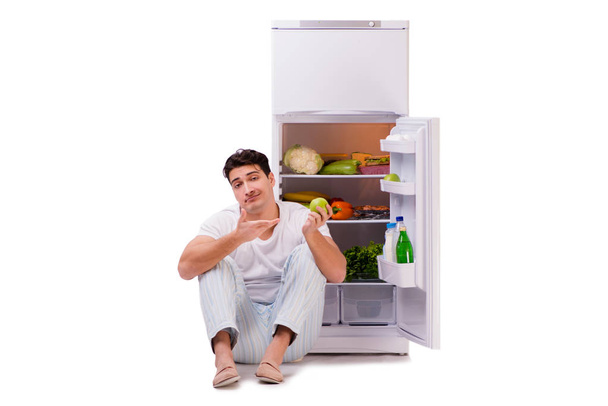 Mann neben Kühlschrank voller Lebensmittel - Foto, Bild