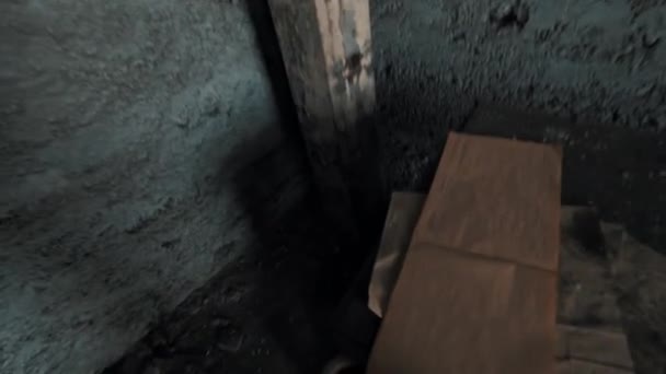 Точка зору чоловік знаходить старі папери і швидко перевертає сторінки в покинутій будівлі
 - Кадри, відео