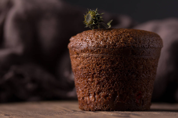 Chocolate muffin on a wooden table - Foto, Imagem