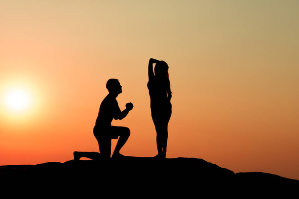 Silhouette de séduisant confiant moitié nu homme proposer mariage
 - Photo, image