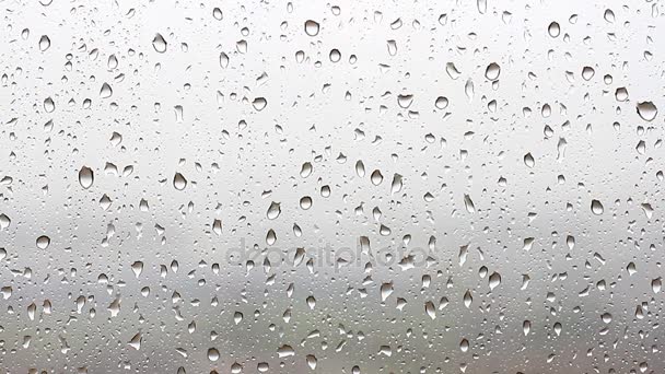 Druppels regen stroom naar beneden het vensterglas - Video