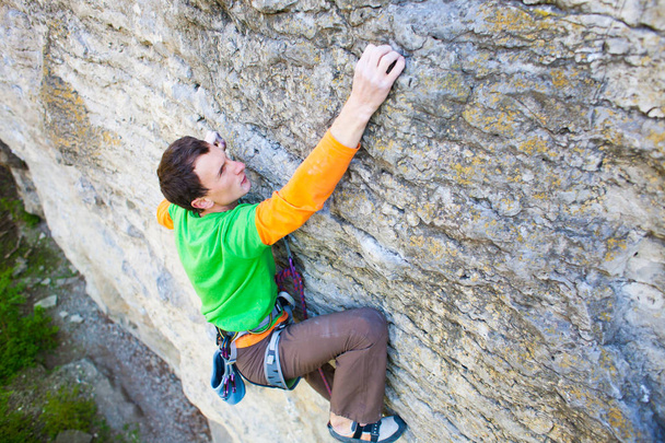 kiipeilijä kiipeää kalliolle - Valokuva, kuva