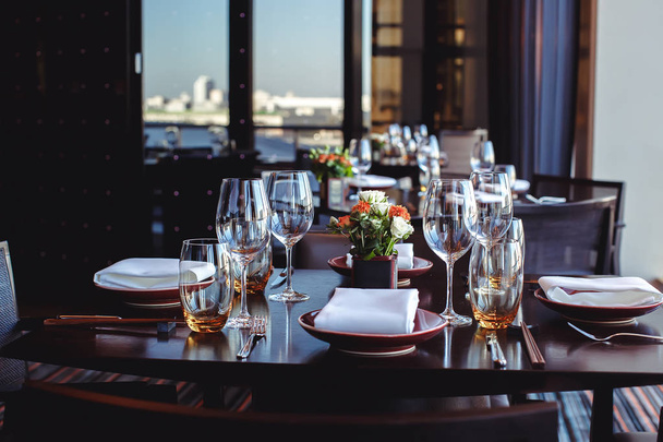 Tisch für Bankett im Restaurant gedeckt - Foto, Bild