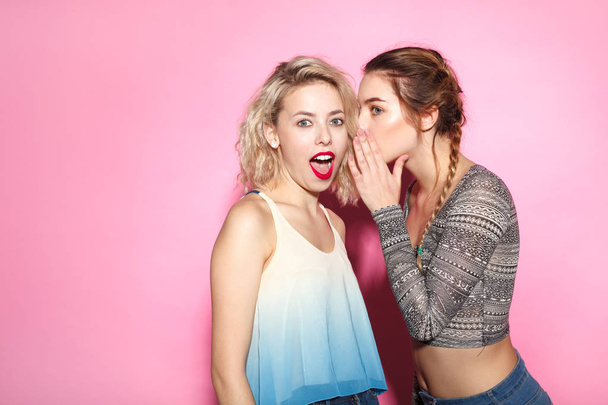 Due ragazza alla moda che si scambiano notizie
 - Foto, immagini