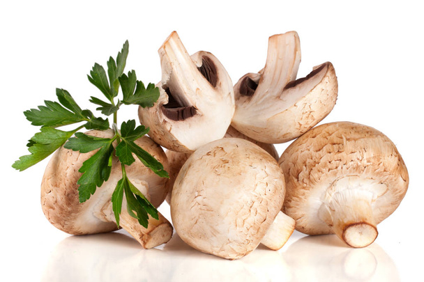 Een stelletje champignon champignons met peterselie geïsoleerd op witte achtergrond - Foto, afbeelding