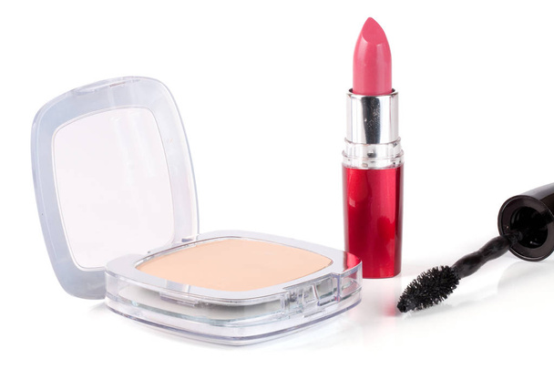 Make-up Puder, Lippenstift und Mascara isoliert auf weißem Hintergrund - Foto, Bild