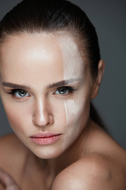 Facial Makeup. Sexy Woman With Cream Mask On Face Skin - Fotó, kép