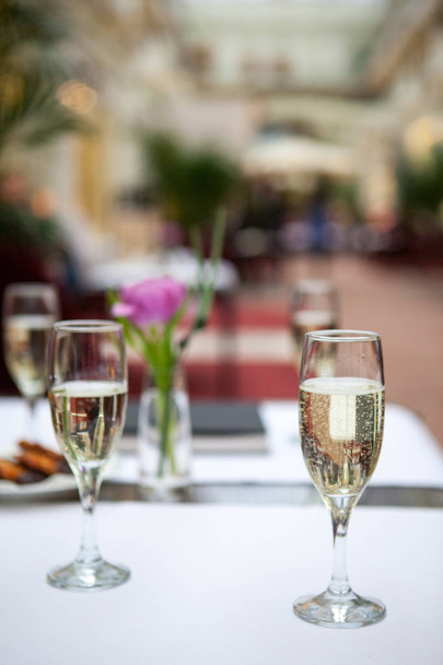 Glasses with champagne on the tables - Foto, immagini