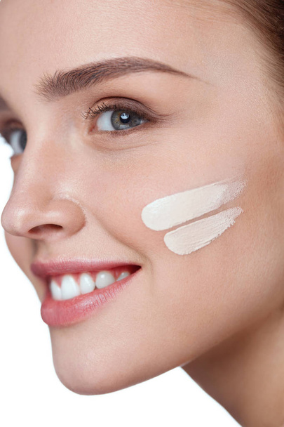 Facial Makeup. Skin Cream On Beautiful Sexy Woman Face - Foto, immagini