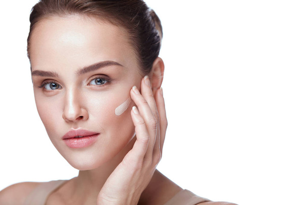Face Makeup. Sexy Woman Applying Foundation Cream On Skin - Foto, imagen
