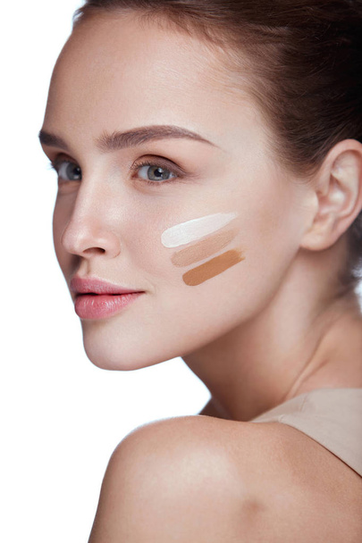 Sexy Woman With Soft Skin And Natural Makeup. Foundation  - Foto, imagen