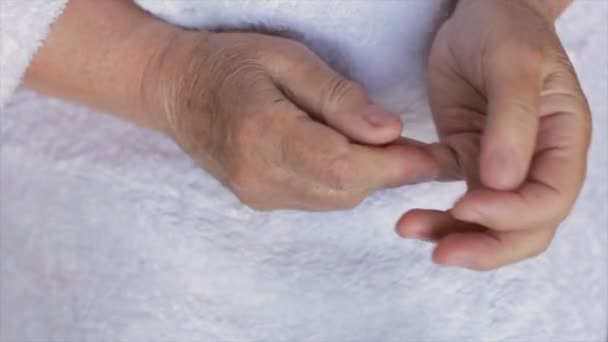 Pomarszczone dłonie kobiece, zbliżenie - Materiał filmowy, wideo