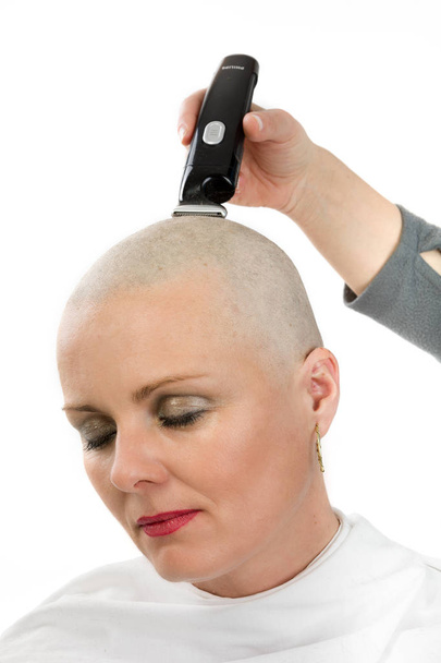 beautiful iddle age woman cancer patient shaving hair - Photo, Image