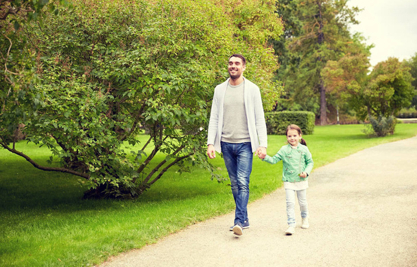 happy family walking in summer park - Zdjęcie, obraz
