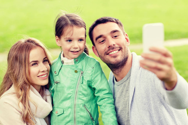 selfie rodinné dávali do smartphone venku - Fotografie, Obrázek