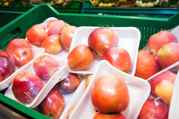 Manzanas en cajas en el supermercado
 - Foto, Imagen
